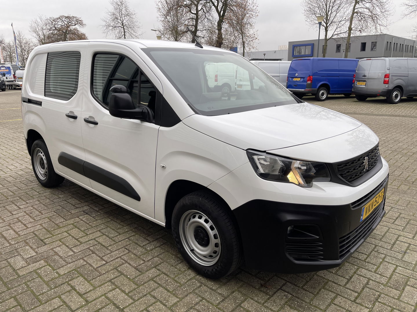 Peugeot Partner 1.2 PureTech Premium benzine grijs kenteken / originele Nederlandse bus / lease vanaf € 201 / zakelijk bpm vrij / vaste prijs rijklaar € 11.950 ex btw / airco / cruise / navigatie