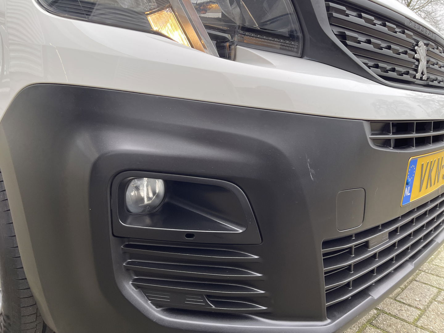 Peugeot Partner 1.2 PureTech Premium benzine grijs kenteken / originele Nederlandse bus / lease vanaf € 201 / zakelijk bpm vrij / vaste prijs rijklaar € 11.950 ex btw / airco / cruise / navigatie