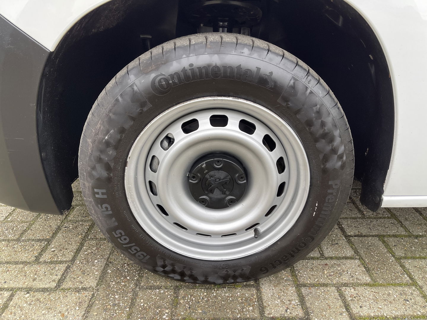 Peugeot Partner 1.2 PureTech Premium benzine grijs kenteken / originele Nederlandse bus / lease vanaf € 201 / zakelijk bpm vrij / vaste prijs rijklaar € 11.950 ex btw / airco / cruise / navigatie