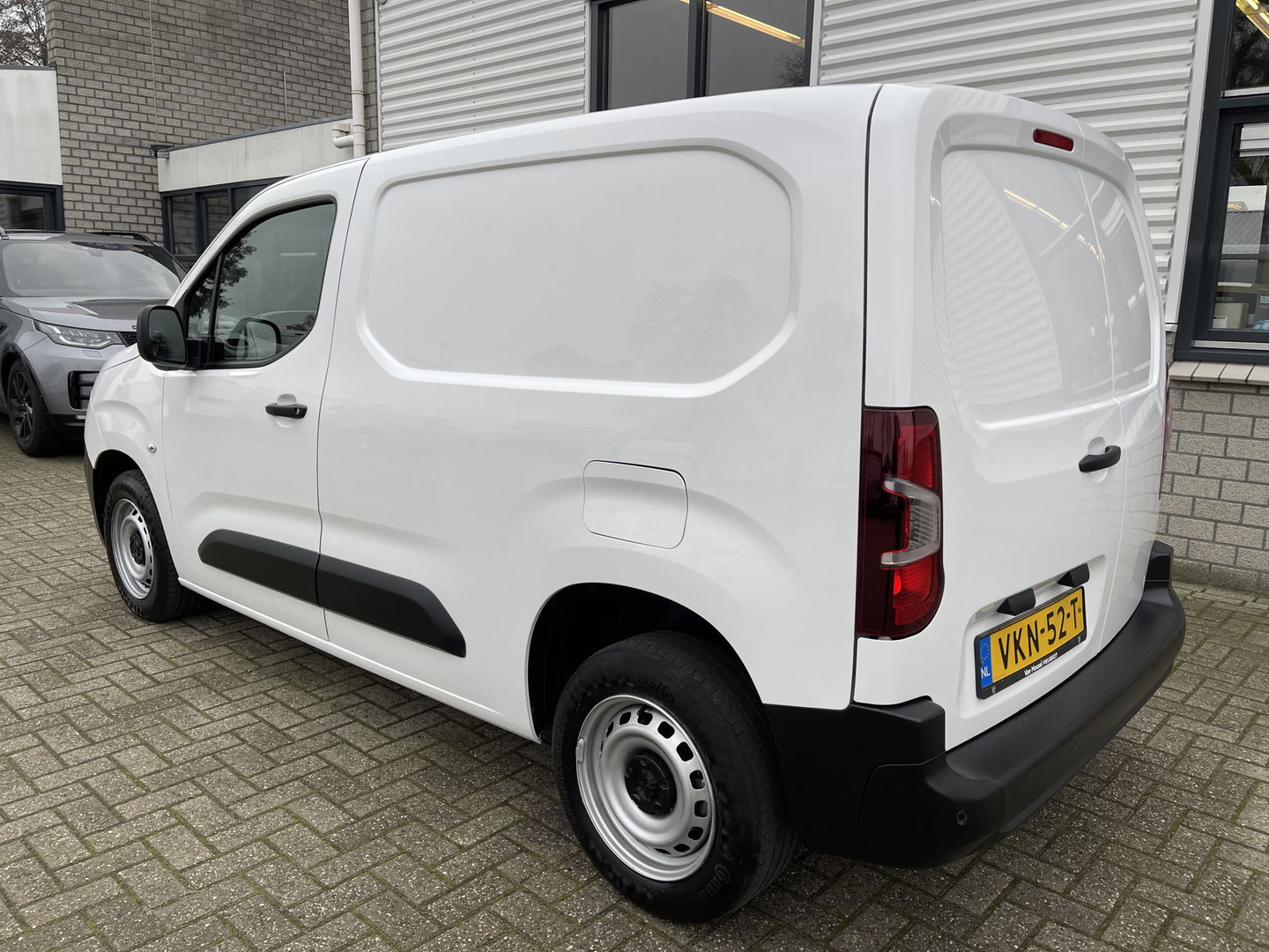Peugeot Partner 1.2 PureTech Premium benzine grijs kenteken / originele Nederlandse bus / lease vanaf € 201 / zakelijk bpm vrij / vaste prijs rijklaar € 11.950 ex btw / airco / cruise / navigatie