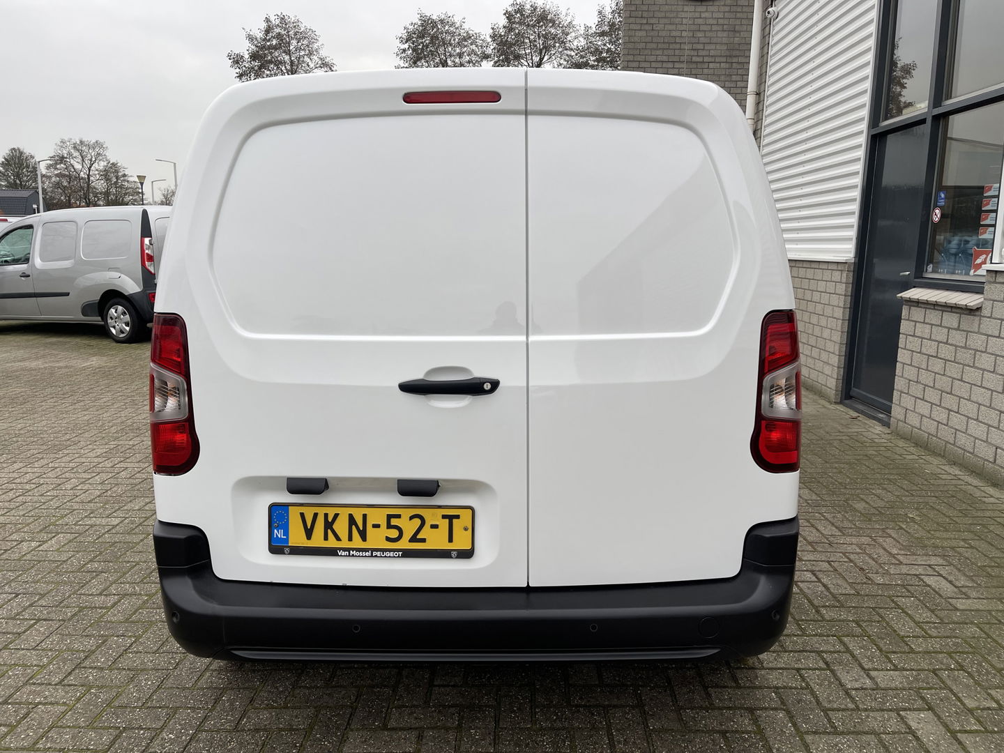 Peugeot Partner 1.2 PureTech Premium benzine grijs kenteken / originele Nederlandse bus / lease vanaf € 201 / zakelijk bpm vrij / vaste prijs rijklaar € 11.950 ex btw / airco / cruise / navigatie