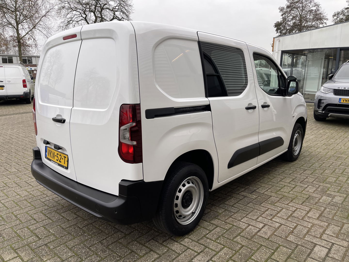 Peugeot Partner 1.2 PureTech Premium benzine grijs kenteken / originele Nederlandse bus / lease vanaf € 201 / zakelijk bpm vrij / vaste prijs rijklaar € 11.950 ex btw / airco / cruise / navigatie