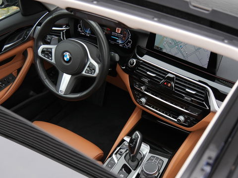 BMW 5 Serie 530e SCHUIFDAK/ COGNAC LEER/ 360°CAMERA/ DRIVING ASSISTANCE PLUS PAKKET
