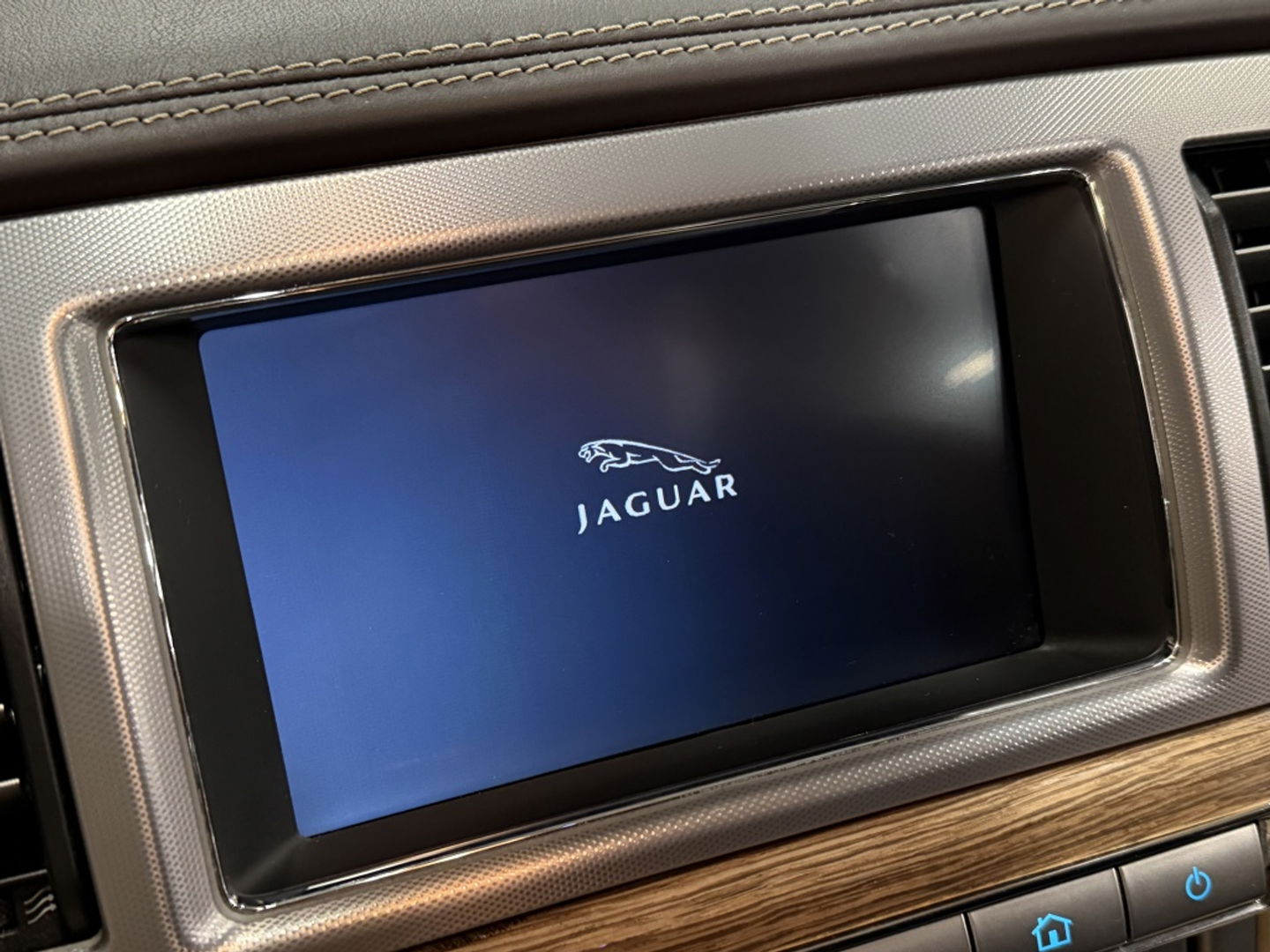 Jaguar XF 5.0 V8 385PK automaat / Portfolio / LED *NAP*