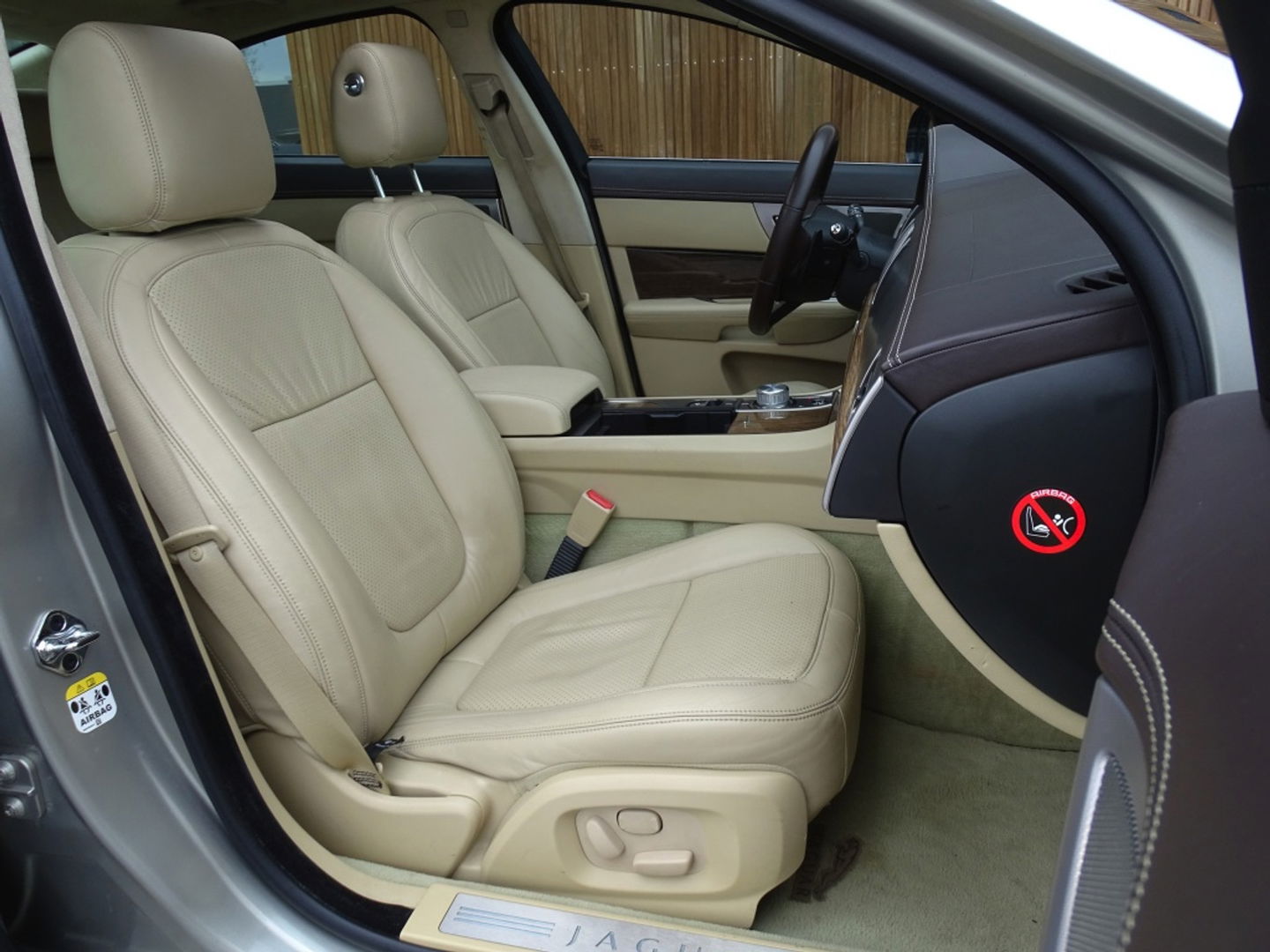 Jaguar XF 5.0 V8 385PK automaat / Portfolio / LED *NAP*