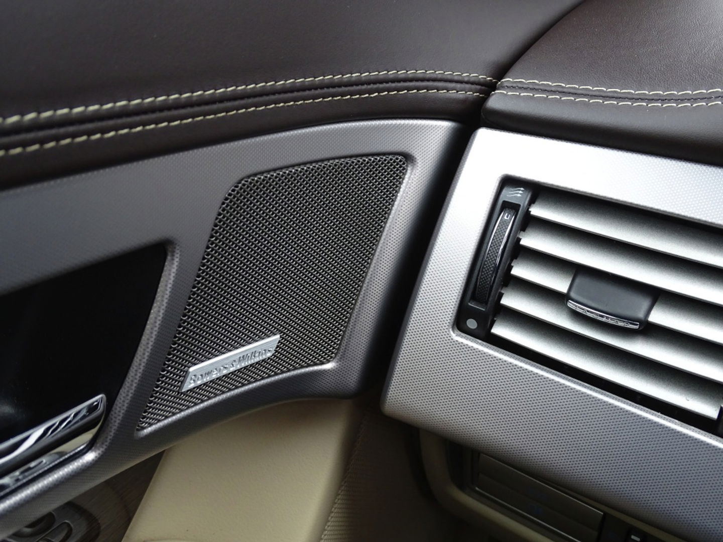 Jaguar XF 5.0 V8 385PK automaat / Portfolio / LED *NAP*