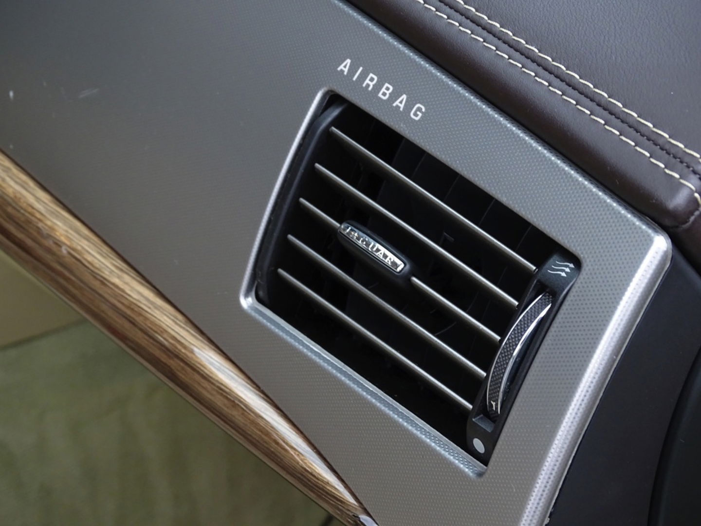 Jaguar XF 5.0 V8 385PK automaat / Portfolio / LED *NAP*