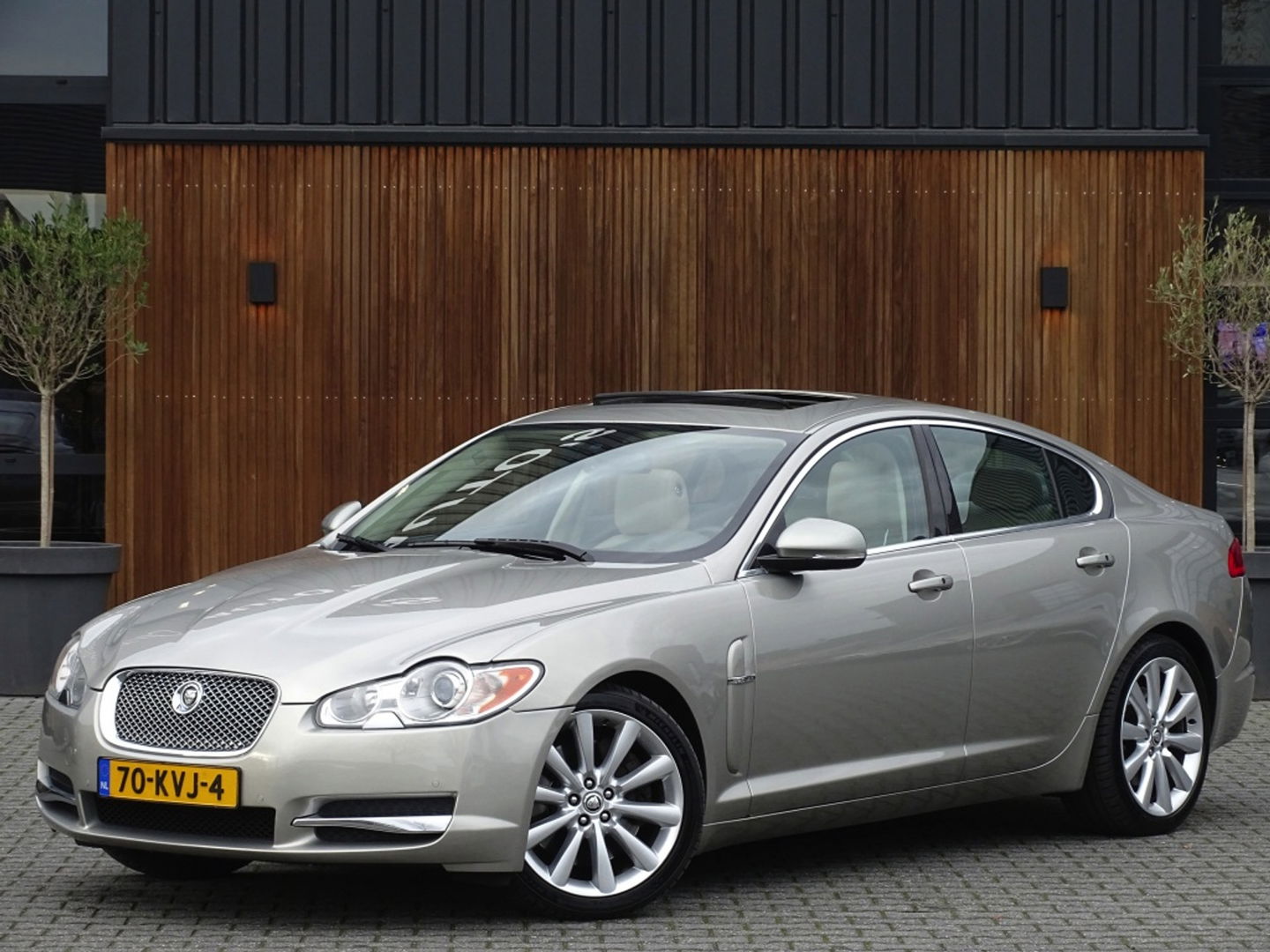 Jaguar XF 5.0 V8 385PK automaat / Portfolio / LED *NAP*