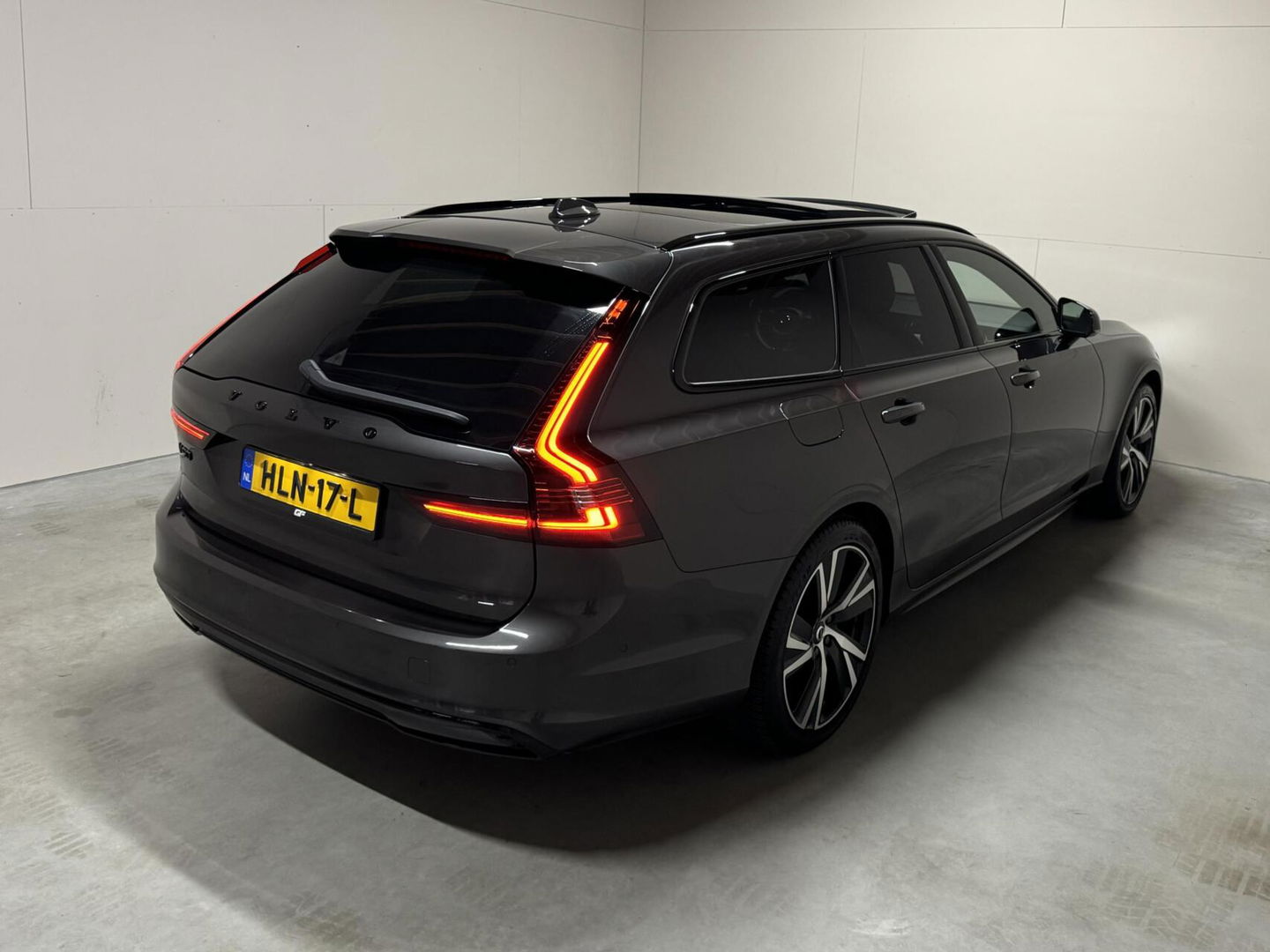 Volvo V90 2.0 T6 Plug-in hybrid AWD Ultra Dark Pano H/K 360 ACC Trekh.