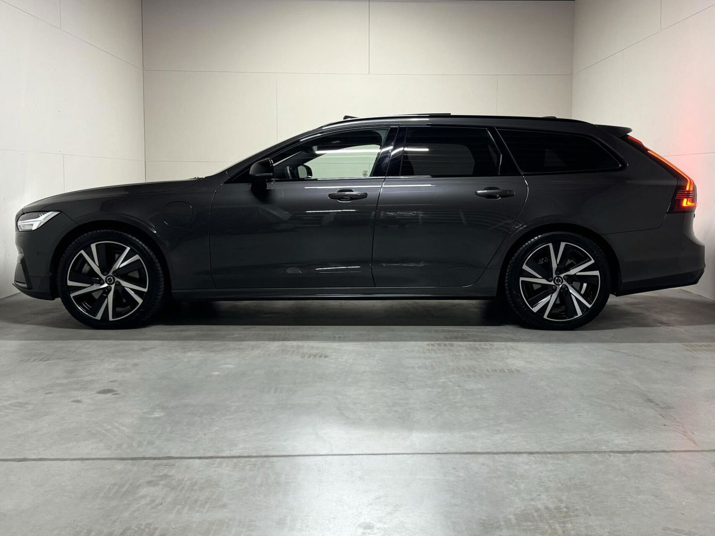 Volvo V90 2.0 T6 Plug-in hybrid AWD Ultra Dark Pano H/K 360 ACC Trekh.