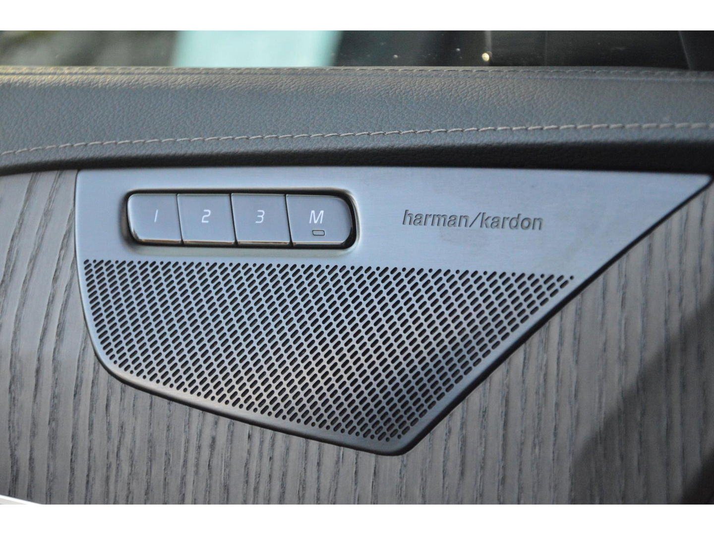 Volvo XC90 T8 Recharge AWD Ultimate Dark | Luchtvering | Head-Up | Panoramadak | Stoelventilatie | Pilot-Assist | Massage stoelen|