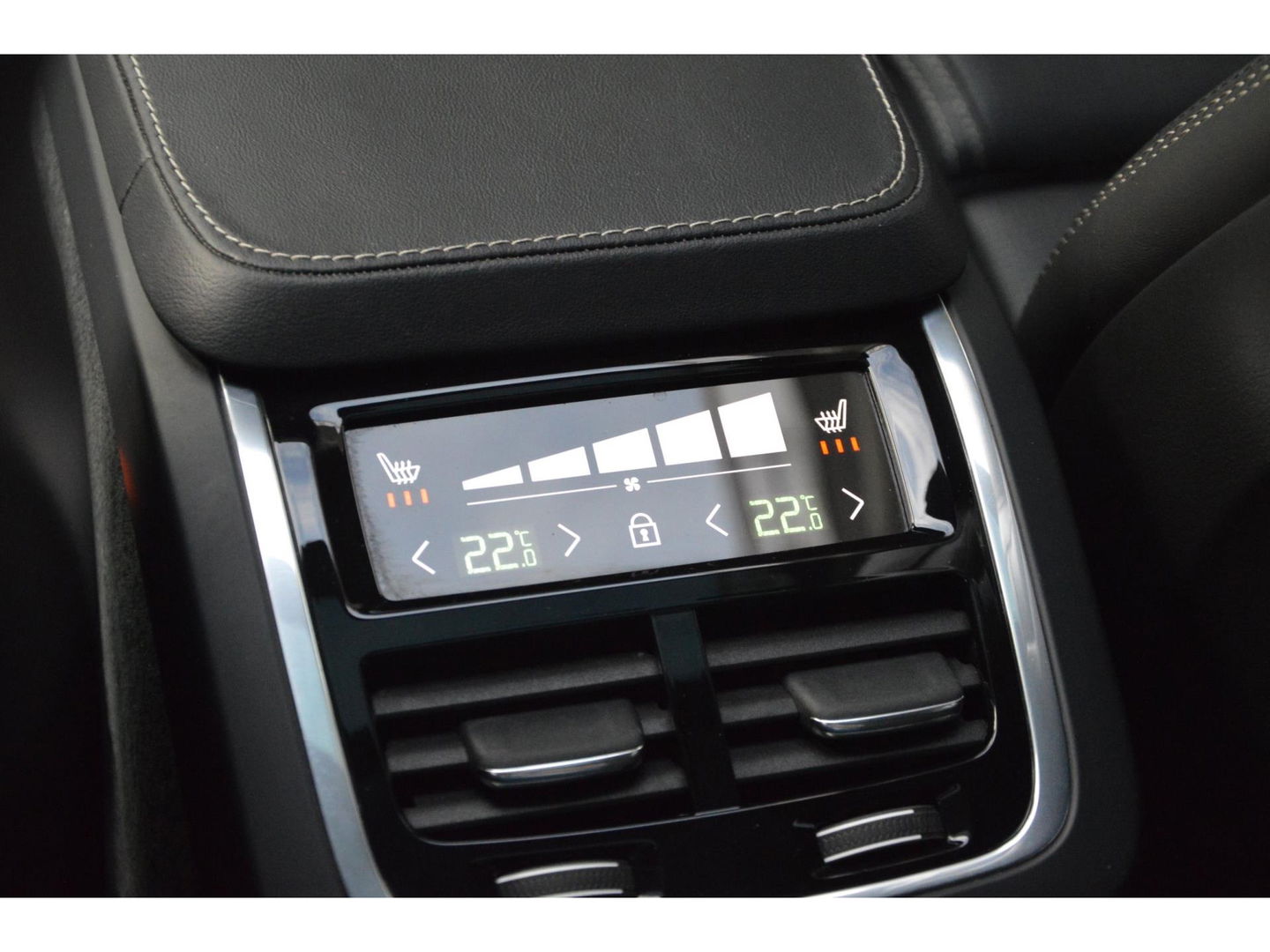 Volvo XC90 T8 Recharge AWD Ultimate Dark | Luchtvering | Head-Up | Panoramadak | Stoelventilatie | Pilot-Assist | Massage stoelen|