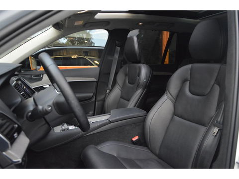 Volvo XC90 T8 Recharge AWD Ultimate Dark | Luchtvering | Head-Up | Panoramadak | Stoelventilatie | Pilot-Assist | Massage stoelen|