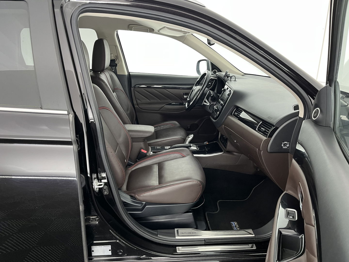 Mitsubishi Outlander 2.0 PHEV Instyle ( Plug-In ) Aut *BROWN-FULL-LEATHER | LED-LIGHTS | NAVI-FULLMAP | KEYLESS | CAMERA | HEATED-COMFORTSEATS | ECC | SHIFT-PADDLES | PDC | CRUISE | PRIVACY-GLASS | DAB | TOWBAR | 18''ALU *