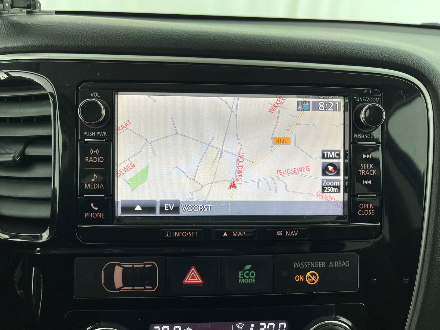 Mitsubishi Outlander 2.0 PHEV Instyle ( Plug-In ) Aut *BROWN-FULL-LEATHER | LED-LIGHTS | NAVI-FULLMAP | KEYLESS | CAMERA | HEATED-COMFORTSEATS | ECC | SHIFT-PADDLES | PDC | CRUISE | PRIVACY-GLASS | DAB | TOWBAR | 18''ALU *