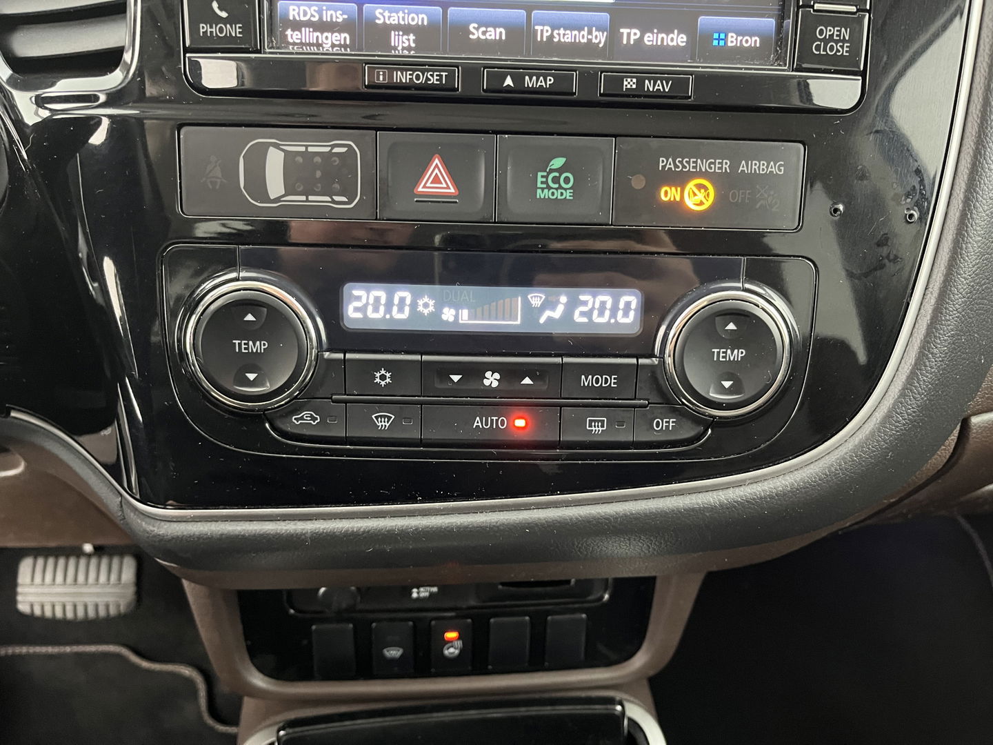 Mitsubishi Outlander 2.0 PHEV Instyle ( Plug-In ) Aut *BROWN-FULL-LEATHER | LED-LIGHTS | NAVI-FULLMAP | KEYLESS | CAMERA | HEATED-COMFORTSEATS | ECC | SHIFT-PADDLES | PDC | CRUISE | PRIVACY-GLASS | DAB | TOWBAR | 18''ALU *