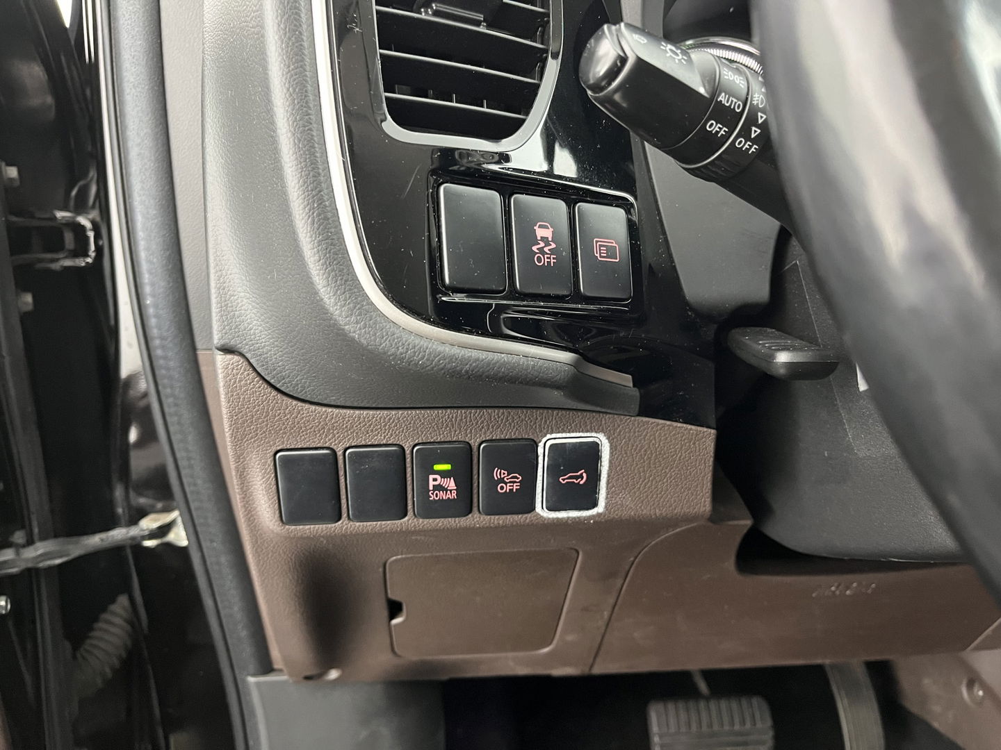 Mitsubishi Outlander 2.0 PHEV Instyle ( Plug-In ) Aut *BROWN-FULL-LEATHER | LED-LIGHTS | NAVI-FULLMAP | KEYLESS | CAMERA | HEATED-COMFORTSEATS | ECC | SHIFT-PADDLES | PDC | CRUISE | PRIVACY-GLASS | DAB | TOWBAR | 18''ALU *