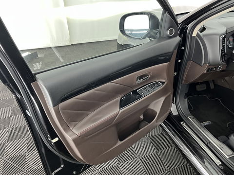Mitsubishi Outlander 2.0 PHEV Instyle ( Plug-In ) Aut *BROWN-FULL-LEATHER | LED-LIGHTS | NAVI-FULLMAP | KEYLESS | CAMERA | HEATED-COMFORTSEATS | ECC | SHIFT-PADDLES | PDC | CRUISE | PRIVACY-GLASS | DAB | TOWBAR | 18''ALU *