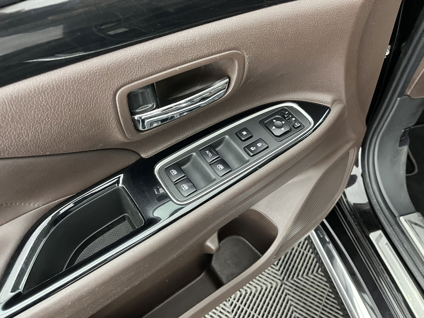 Mitsubishi Outlander 2.0 PHEV Instyle ( Plug-In ) Aut *BROWN-FULL-LEATHER | LED-LIGHTS | NAVI-FULLMAP | KEYLESS | CAMERA | HEATED-COMFORTSEATS | ECC | SHIFT-PADDLES | PDC | CRUISE | PRIVACY-GLASS | DAB | TOWBAR | 18''ALU *