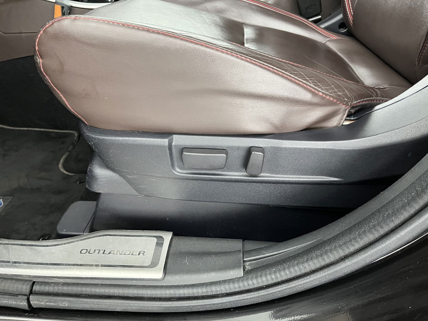 Mitsubishi Outlander 2.0 PHEV Instyle ( Plug-In ) Aut *BROWN-FULL-LEATHER | LED-LIGHTS | NAVI-FULLMAP | KEYLESS | CAMERA | HEATED-COMFORTSEATS | ECC | SHIFT-PADDLES | PDC | CRUISE | PRIVACY-GLASS | DAB | TOWBAR | 18''ALU *