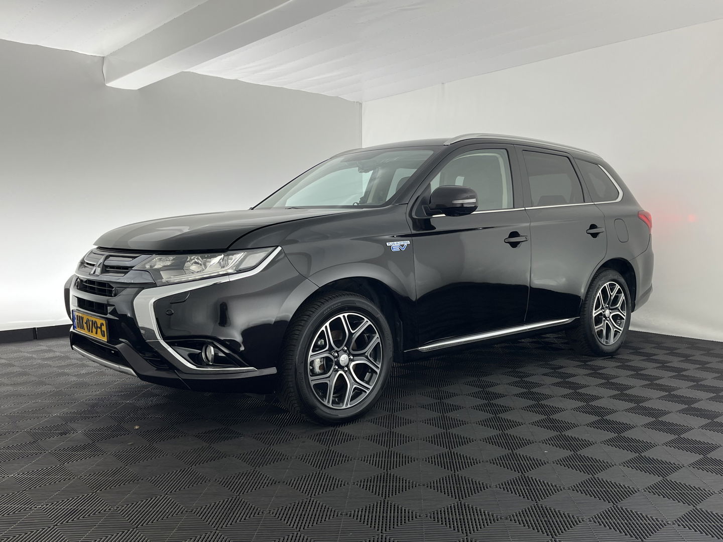 Mitsubishi Outlander 2.0 PHEV Instyle ( Plug-In ) Aut *BROWN-FULL-LEATHER | LED-LIGHTS | NAVI-FULLMAP | KEYLESS | CAMERA | HEATED-COMFORTSEATS | ECC | SHIFT-PADDLES | PDC | CRUISE | PRIVACY-GLASS | DAB | TOWBAR | 18''ALU *