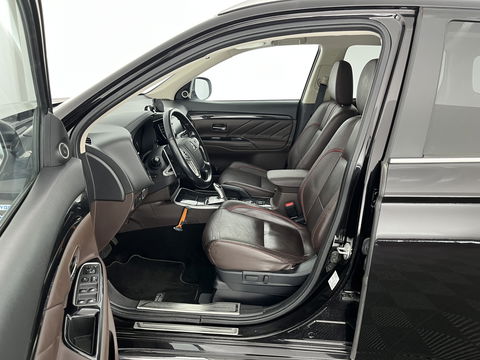Mitsubishi Outlander 2.0 PHEV Instyle ( Plug-In ) Aut *BROWN-FULL-LEATHER | LED-LIGHTS | NAVI-FULLMAP | KEYLESS | CAMERA | HEATED-COMFORTSEATS | ECC | SHIFT-PADDLES | PDC | CRUISE | PRIVACY-GLASS | DAB | TOWBAR | 18''ALU *