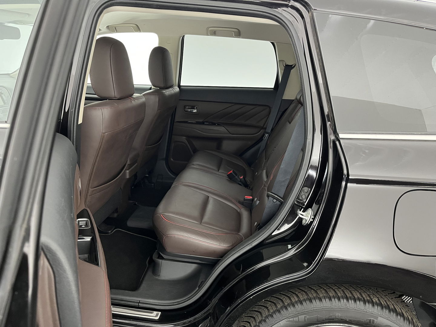 Mitsubishi Outlander 2.0 PHEV Instyle ( Plug-In ) Aut *BROWN-FULL-LEATHER | LED-LIGHTS | NAVI-FULLMAP | KEYLESS | CAMERA | HEATED-COMFORTSEATS | ECC | SHIFT-PADDLES | PDC | CRUISE | PRIVACY-GLASS | DAB | TOWBAR | 18''ALU *