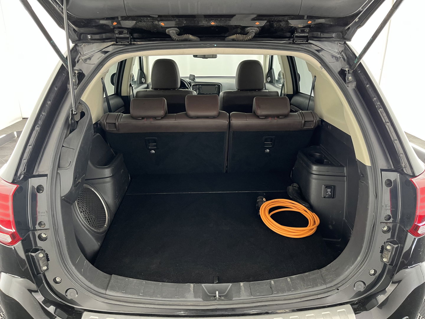 Mitsubishi Outlander 2.0 PHEV Instyle ( Plug-In ) Aut *BROWN-FULL-LEATHER | LED-LIGHTS | NAVI-FULLMAP | KEYLESS | CAMERA | HEATED-COMFORTSEATS | ECC | SHIFT-PADDLES | PDC | CRUISE | PRIVACY-GLASS | DAB | TOWBAR | 18''ALU *