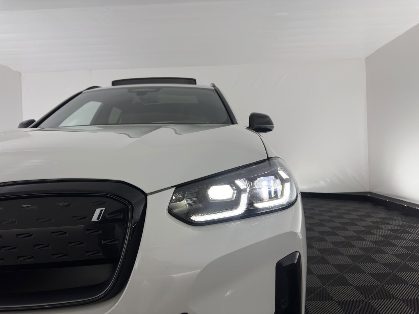 BMW iX3 M-Sportpack High Executive 80 kWh [3-Fase] {SOH-98%} (INCL-BTW) *PANO | LUXURY-LEATHER | HEAD-UP | ADAPTIVE-CRUISE | HEATED-SPORTSEATS | KEYLESS | SHIFT-PADDLES | AMBIENT-LIGHT | BLIND-SPOT | FULL-LED |  MEMORY-PACK | DIGI-COCKPIT | NAVI-FULLMA
