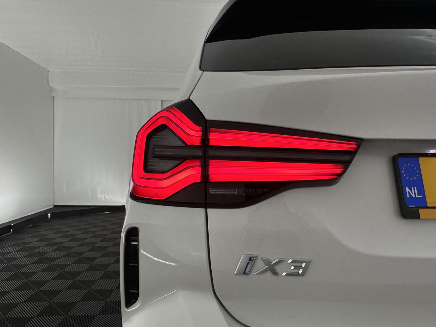 BMW iX3 M-Sportpack High Executive 80 kWh [3-Fase] {SOH-98%} (INCL-BTW) *PANO | LUXURY-LEATHER | HEAD-UP | ADAPTIVE-CRUISE | HEATED-SPORTSEATS | KEYLESS | SHIFT-PADDLES | AMBIENT-LIGHT | BLIND-SPOT | FULL-LED |  MEMORY-PACK | DIGI-COCKPIT | NAVI-FULLMA