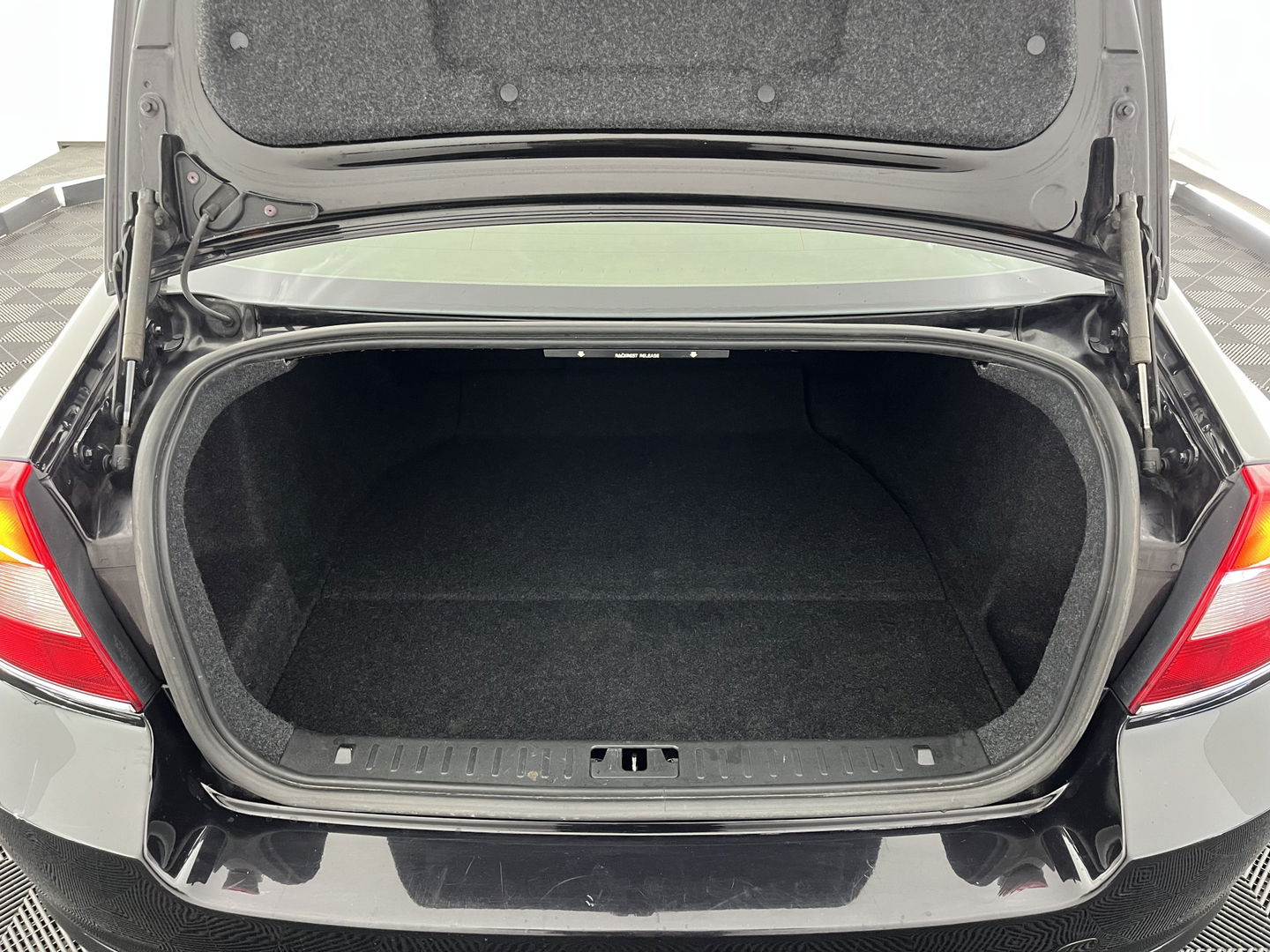 Volvo S80 2.4 D5 Executive Aut. *PANO | LUXURY-LEATHER | XENON | ECC | HEATED-COMFORTSEATS | CRUISE | PDC | WOODEN-INLAY | MEMORY-PACK | NAVI-FULLMAP | DYNAUDIO | TOWBAR | CRUISE | KEYLESS | 18''ALU*