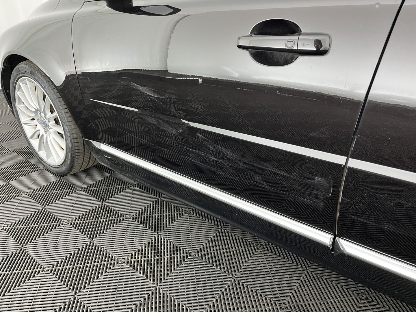 Volvo S80 2.4 D5 Executive Aut. *PANO | LUXURY-LEATHER | XENON | ECC | HEATED-COMFORTSEATS | CRUISE | PDC | WOODEN-INLAY | MEMORY-PACK | NAVI-FULLMAP | DYNAUDIO | TOWBAR | CRUISE | KEYLESS | 18''ALU*