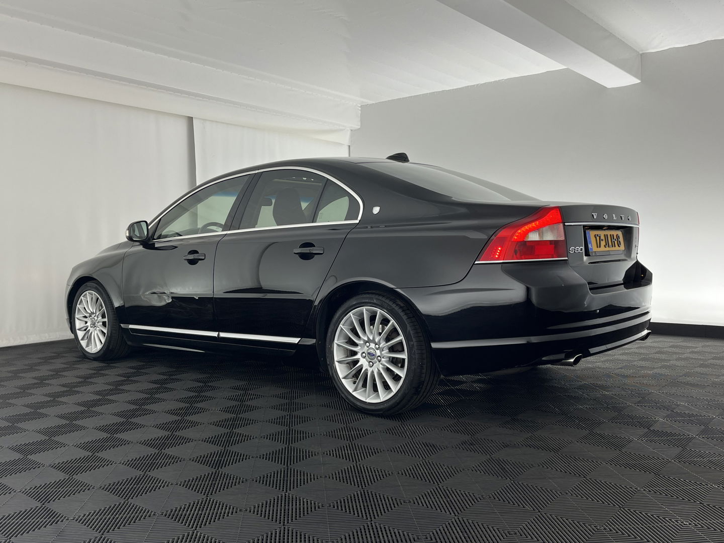 Volvo S80 2.4 D5 Executive Aut. *PANO | LUXURY-LEATHER | XENON | ECC | HEATED-COMFORTSEATS | CRUISE | PDC | WOODEN-INLAY | MEMORY-PACK | NAVI-FULLMAP | DYNAUDIO | TOWBAR | CRUISE | KEYLESS | 18''ALU*