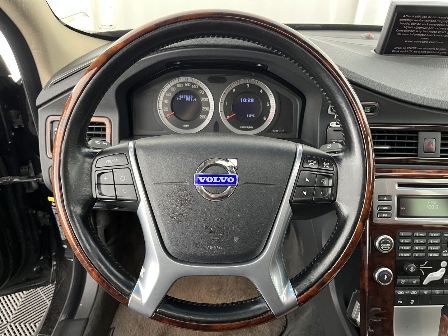 Volvo S80 2.4 D5 Executive Aut. *PANO | LUXURY-LEATHER | XENON | ECC | HEATED-COMFORTSEATS | CRUISE | PDC | WOODEN-INLAY | MEMORY-PACK | NAVI-FULLMAP | DYNAUDIO | TOWBAR | CRUISE | KEYLESS | 18''ALU*