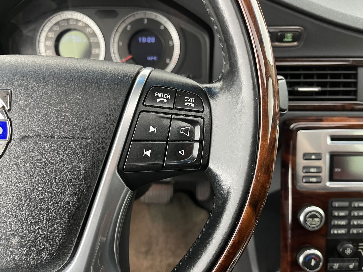 Volvo S80 2.4 D5 Executive Aut. *PANO | LUXURY-LEATHER | XENON | ECC | HEATED-COMFORTSEATS | CRUISE | PDC | WOODEN-INLAY | MEMORY-PACK | NAVI-FULLMAP | DYNAUDIO | TOWBAR | CRUISE | KEYLESS | 18''ALU*