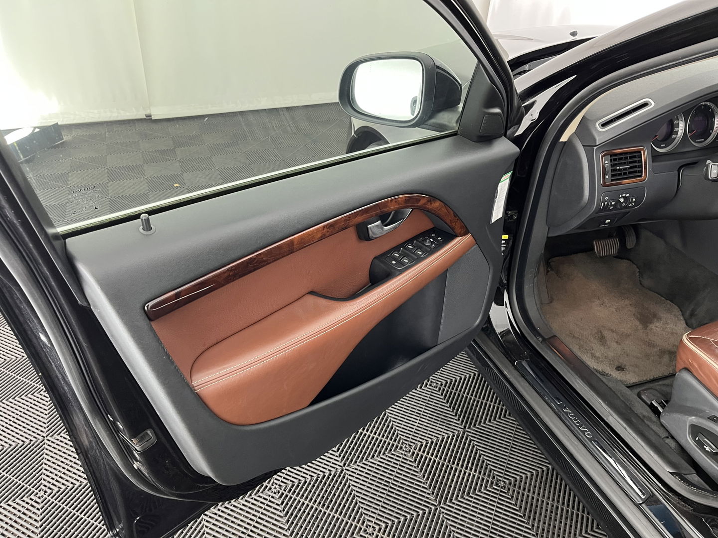 Volvo S80 2.4 D5 Executive Aut. *PANO | LUXURY-LEATHER | XENON | ECC | HEATED-COMFORTSEATS | CRUISE | PDC | WOODEN-INLAY | MEMORY-PACK | NAVI-FULLMAP | DYNAUDIO | TOWBAR | CRUISE | KEYLESS | 18''ALU*