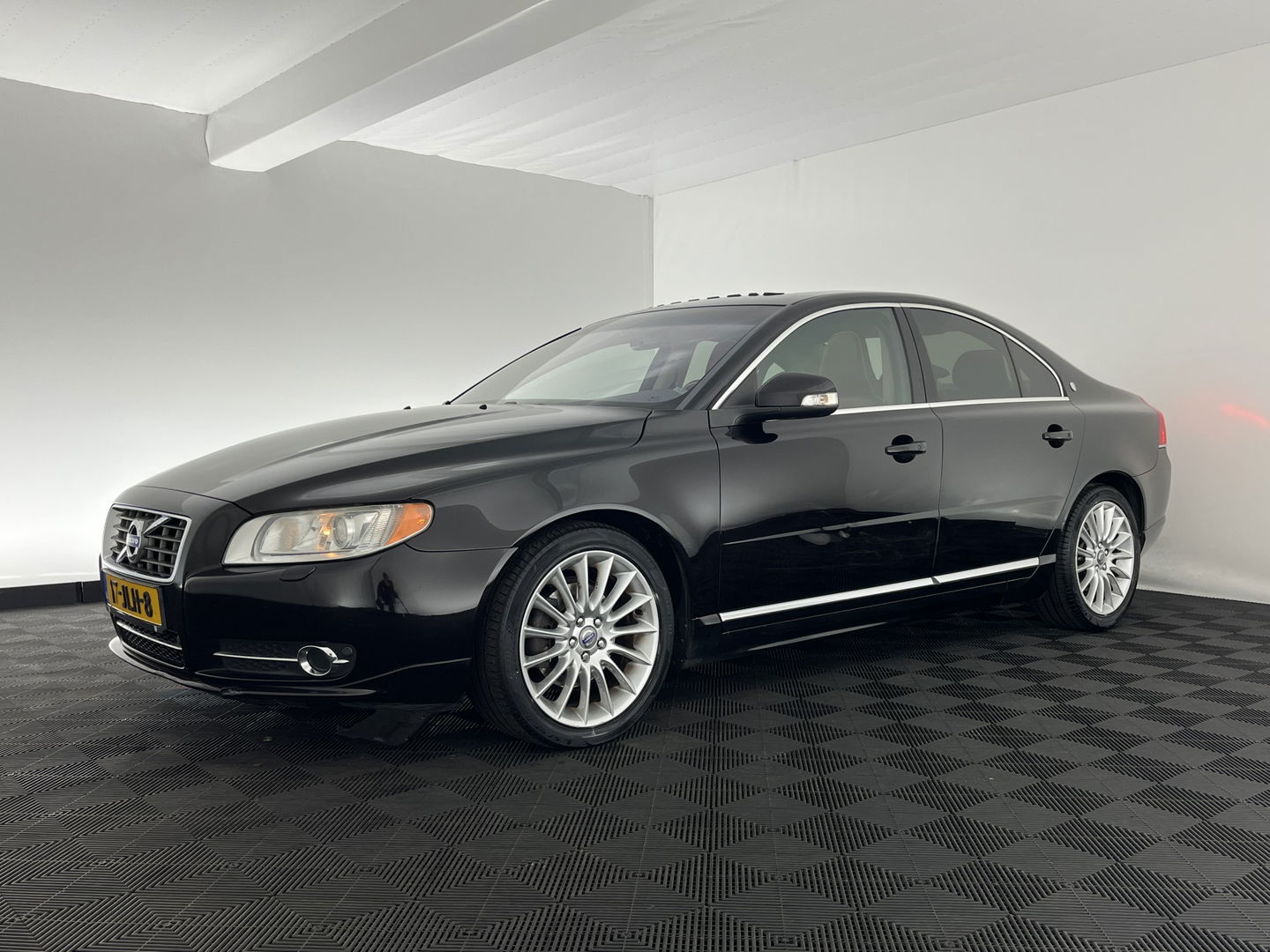 Volvo S80 2.4 D5 Executive Aut. *PANO | LUXURY-LEATHER | XENON | ECC | HEATED-COMFORTSEATS | CRUISE | PDC | WOODEN-INLAY | MEMORY-PACK | NAVI-FULLMAP | DYNAUDIO | TOWBAR | CRUISE | KEYLESS | 18''ALU*