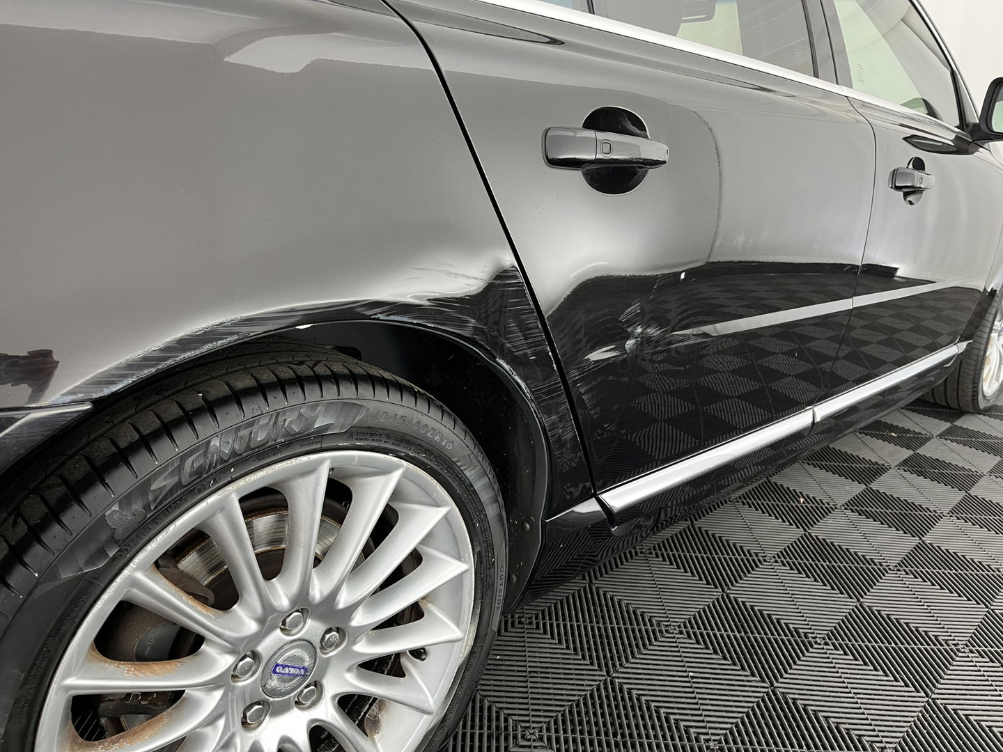 Volvo S80 2.4 D5 Executive Aut. *PANO | LUXURY-LEATHER | XENON | ECC | HEATED-COMFORTSEATS | CRUISE | PDC | WOODEN-INLAY | MEMORY-PACK | NAVI-FULLMAP | DYNAUDIO | TOWBAR | CRUISE | KEYLESS | 18''ALU*