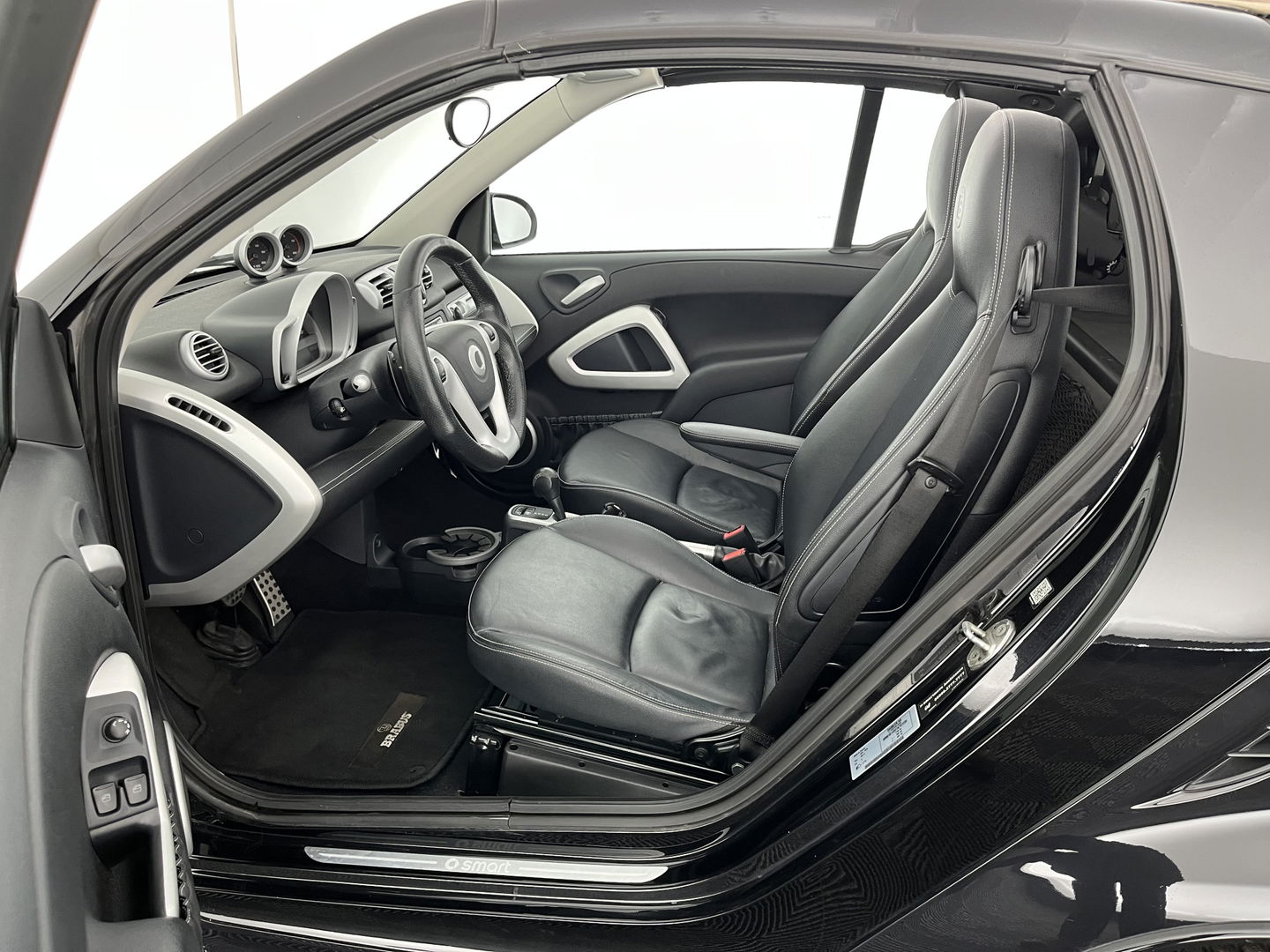 Smart Fortwo cabrio Electric drive Brabus Black-Edition 18 kWh {SOH-99%} Aut. *NAVI-FULLMAP | LEATHER | AIRCO | HEATED-SPORTSEATS | CRUISE | SHIFT-PADDLES  | AIRSCARF | 16'' ALU*