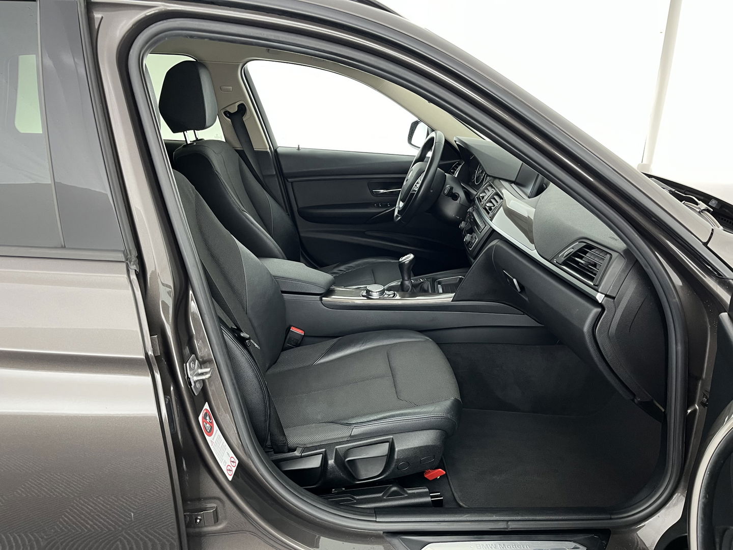 BMW 3 Serie Touring 318d Modern Line High Executive *LEATHER-FABRIC | NAVI-FULLMAP | HEATED-COMFORTSEATS | ECC | PRIVACY-GLASS | TOWBAR | CRUISE | PDC | 17''ALU*