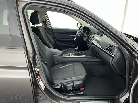 BMW 3 Serie Touring 318d Modern Line High Executive *LEATHER-FABRIC | NAVI-FULLMAP | HEATED-COMFORTSEATS | ECC | PRIVACY-GLASS | TOWBAR | CRUISE | PDC | 17''ALU*