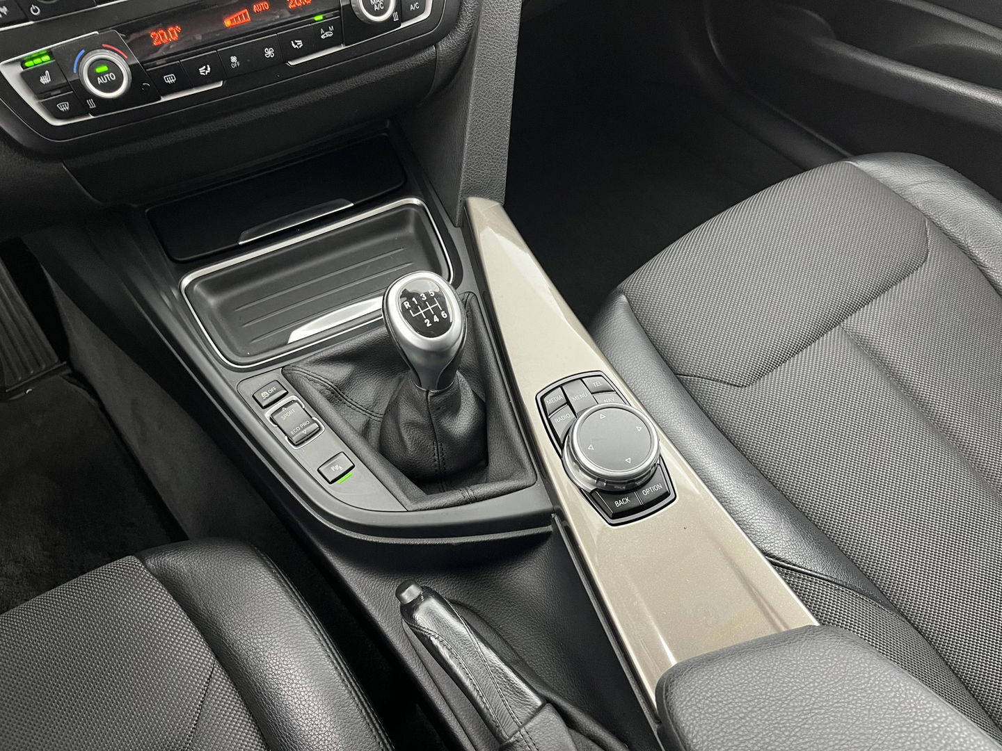 BMW 3 Serie Touring 318d Modern Line High Executive *LEATHER-FABRIC | NAVI-FULLMAP | HEATED-COMFORTSEATS | ECC | PRIVACY-GLASS | TOWBAR | CRUISE | PDC | 17''ALU*