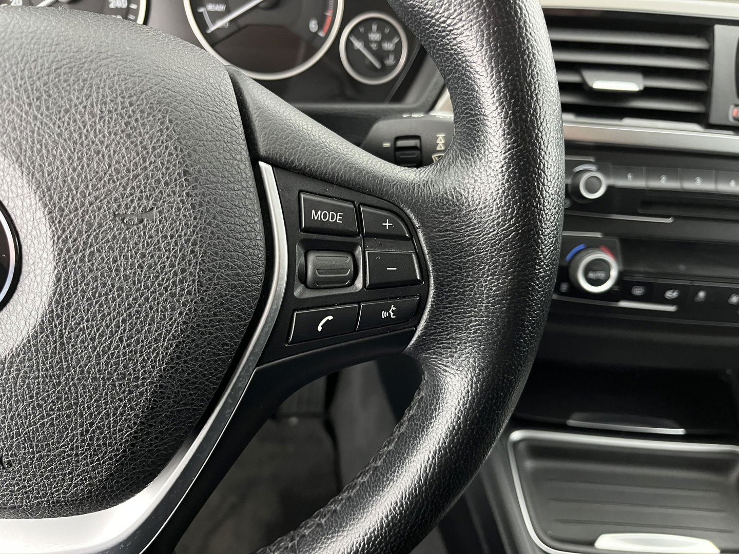 BMW 3 Serie Touring 318d Modern Line High Executive *LEATHER-FABRIC | NAVI-FULLMAP | HEATED-COMFORTSEATS | ECC | PRIVACY-GLASS | TOWBAR | CRUISE | PDC | 17''ALU*