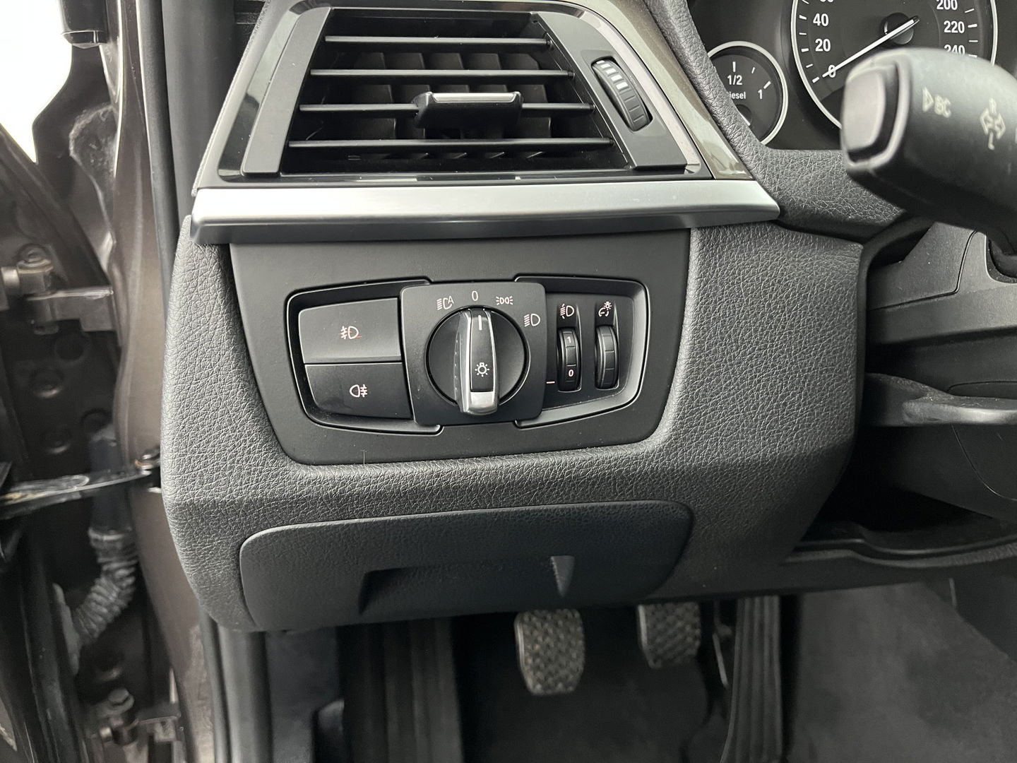 BMW 3 Serie Touring 318d Modern Line High Executive *LEATHER-FABRIC | NAVI-FULLMAP | HEATED-COMFORTSEATS | ECC | PRIVACY-GLASS | TOWBAR | CRUISE | PDC | 17''ALU*