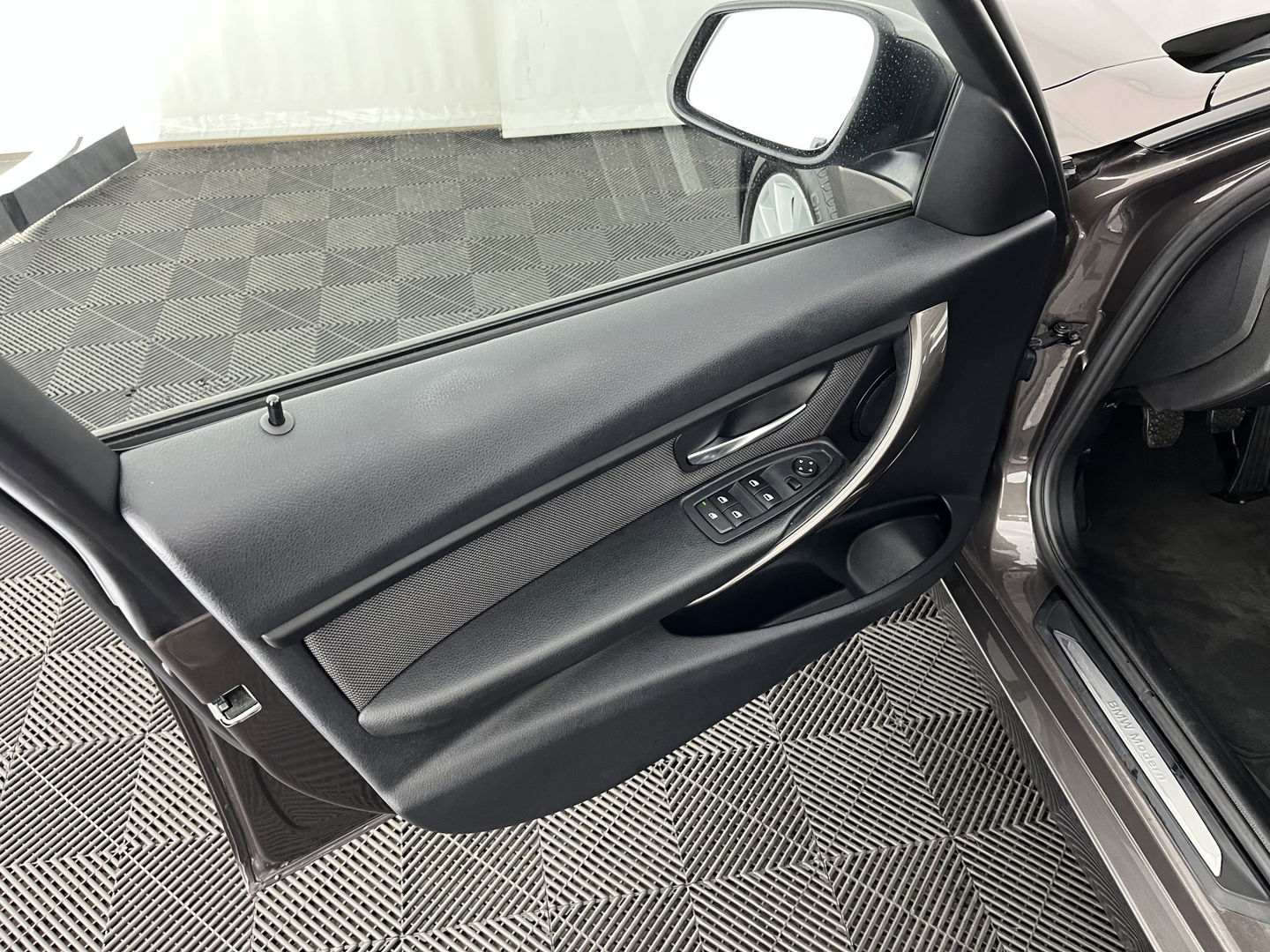 BMW 3 Serie Touring 318d Modern Line High Executive *LEATHER-FABRIC | NAVI-FULLMAP | HEATED-COMFORTSEATS | ECC | PRIVACY-GLASS | TOWBAR | CRUISE | PDC | 17''ALU*