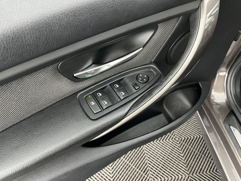 BMW 3 Serie Touring 318d Modern Line High Executive *LEATHER-FABRIC | NAVI-FULLMAP | HEATED-COMFORTSEATS | ECC | PRIVACY-GLASS | TOWBAR | CRUISE | PDC | 17''ALU*