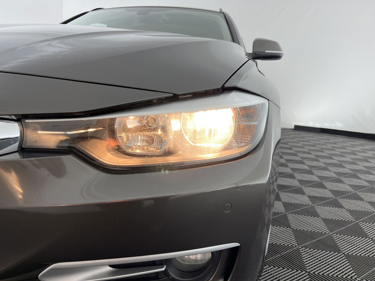 BMW 3 Serie Touring 318d Modern Line High Executive *LEATHER-FABRIC | NAVI-FULLMAP | HEATED-COMFORTSEATS | ECC | PRIVACY-GLASS | TOWBAR | CRUISE | PDC | 17''ALU*