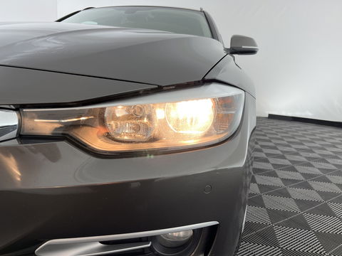 BMW 3 Serie Touring 318d Modern Line High Executive *LEATHER-FABRIC | NAVI-FULLMAP | HEATED-COMFORTSEATS | ECC | PRIVACY-GLASS | TOWBAR | CRUISE | PDC | 17''ALU*