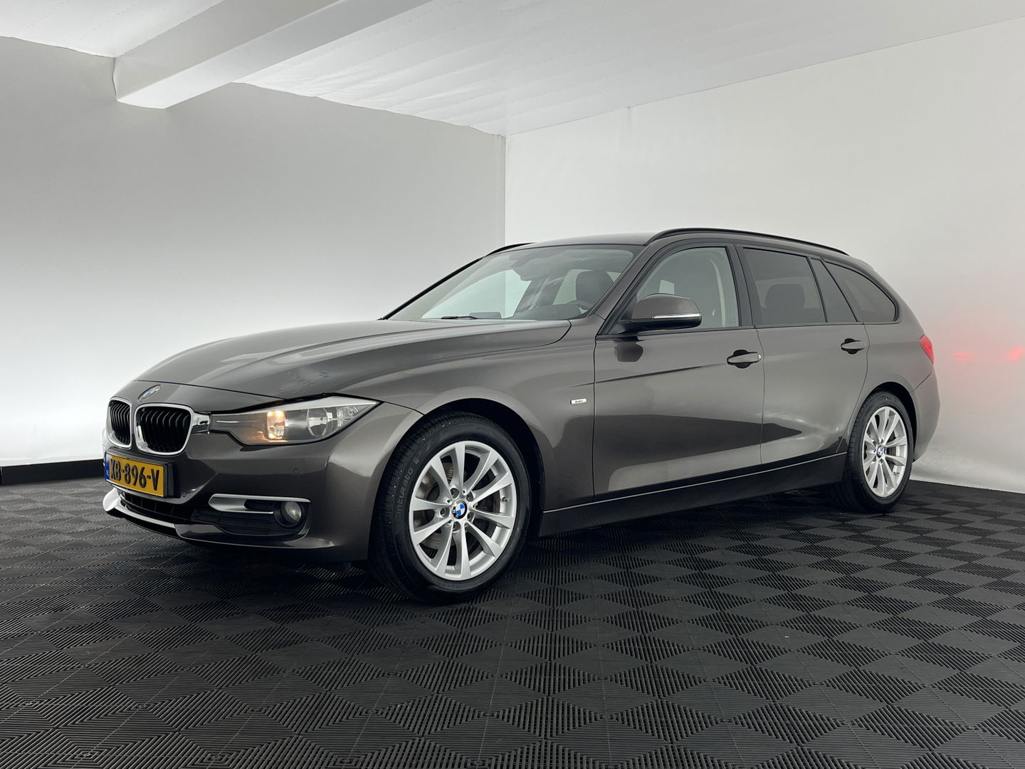 BMW 3 Serie Touring 318d Modern Line High Executive *LEATHER-FABRIC | NAVI-FULLMAP | HEATED-COMFORTSEATS | ECC | PRIVACY-GLASS | TOWBAR | CRUISE | PDC | 17''ALU*