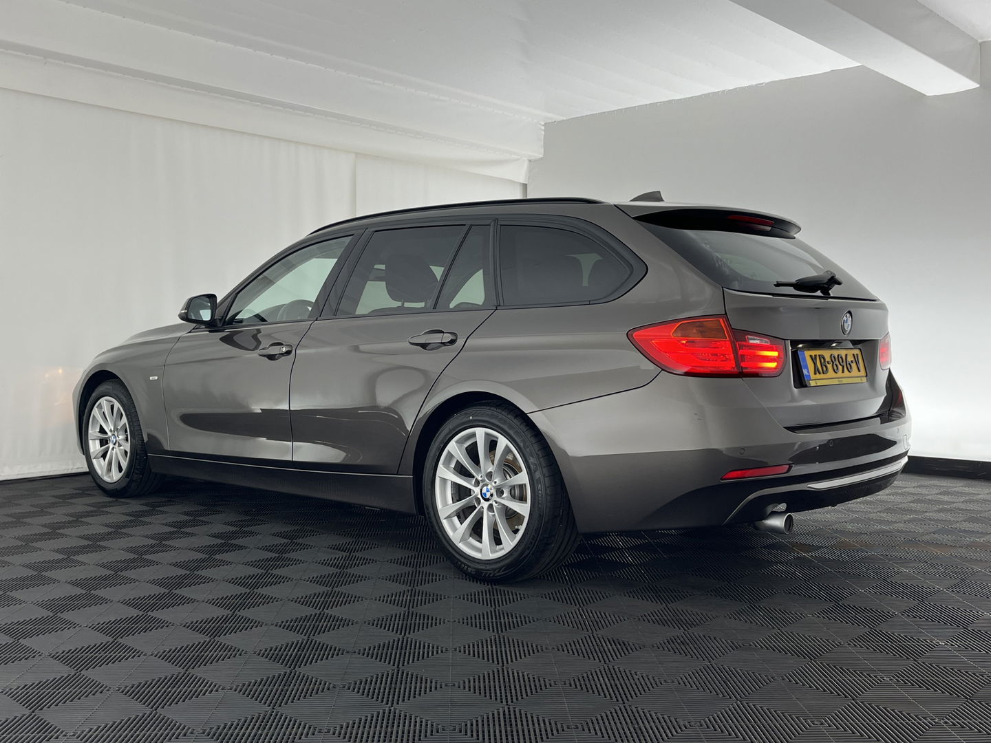 BMW 3 Serie Touring 318d Modern Line High Executive *LEATHER-FABRIC | NAVI-FULLMAP | HEATED-COMFORTSEATS | ECC | PRIVACY-GLASS | TOWBAR | CRUISE | PDC | 17''ALU*